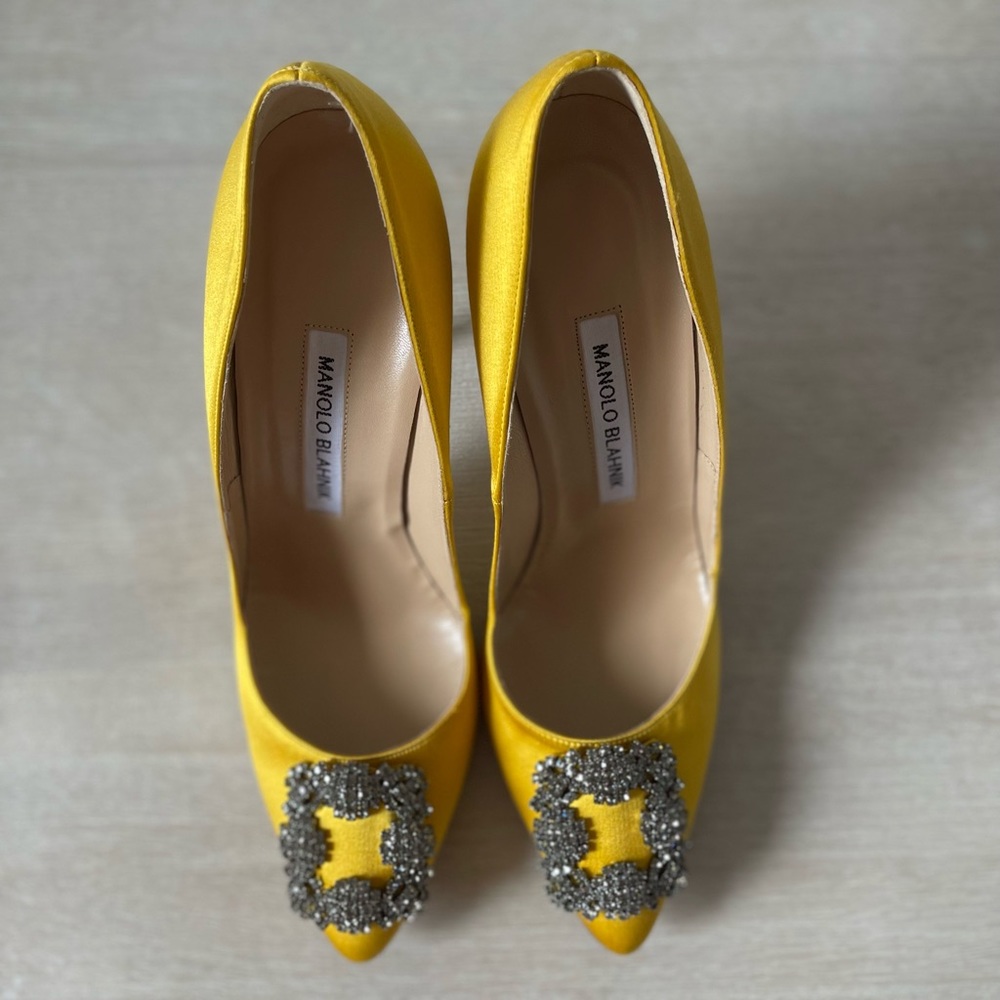 MANOLO BLAHNIK Yellow Satin Hangisi 105 embellished satin pumps